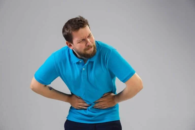 זכר צעיר סובל מכאבי בטן